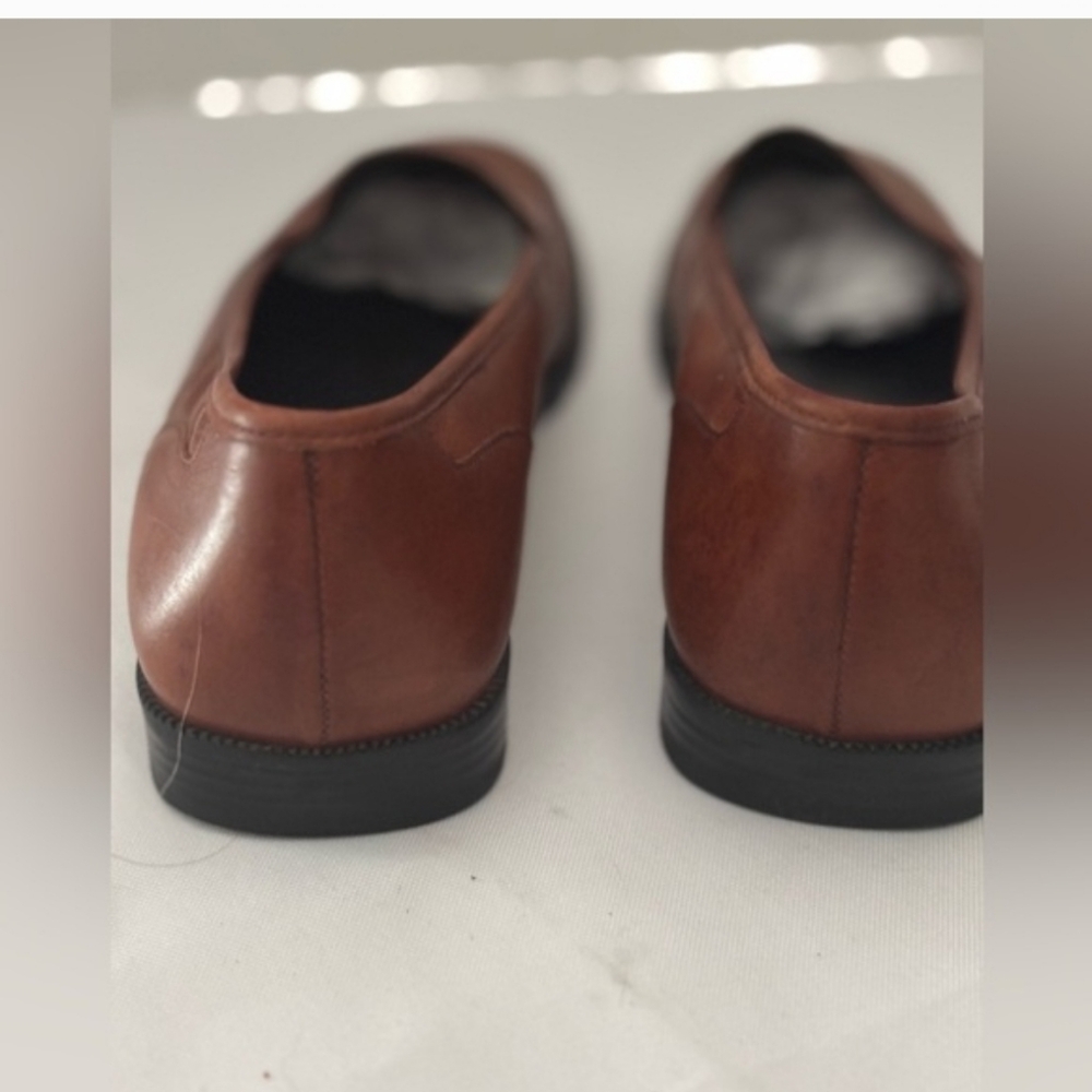 🤎 It's Giving Carolyn ~ Cognac Leather Loafers - Picture 4 of 11